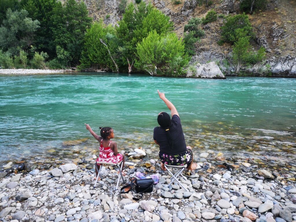 Fille et femme au bord d'une rivière